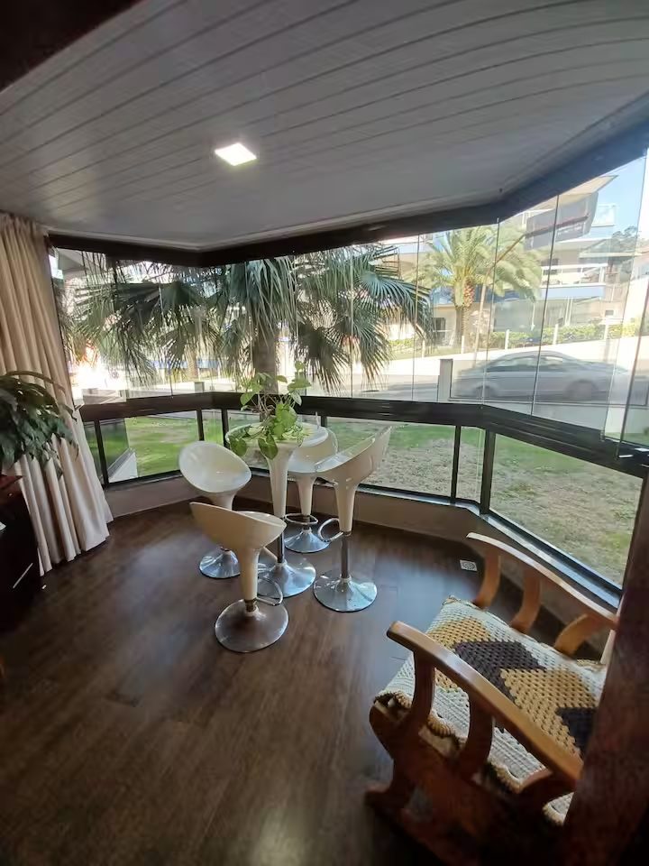 Apartamento com Piscina — Centro — Sacada